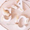 Lettres en bois et fleurs séchées – Image 8