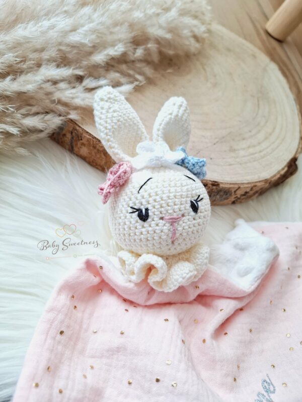 Doudou lapin fleurs en crochet
