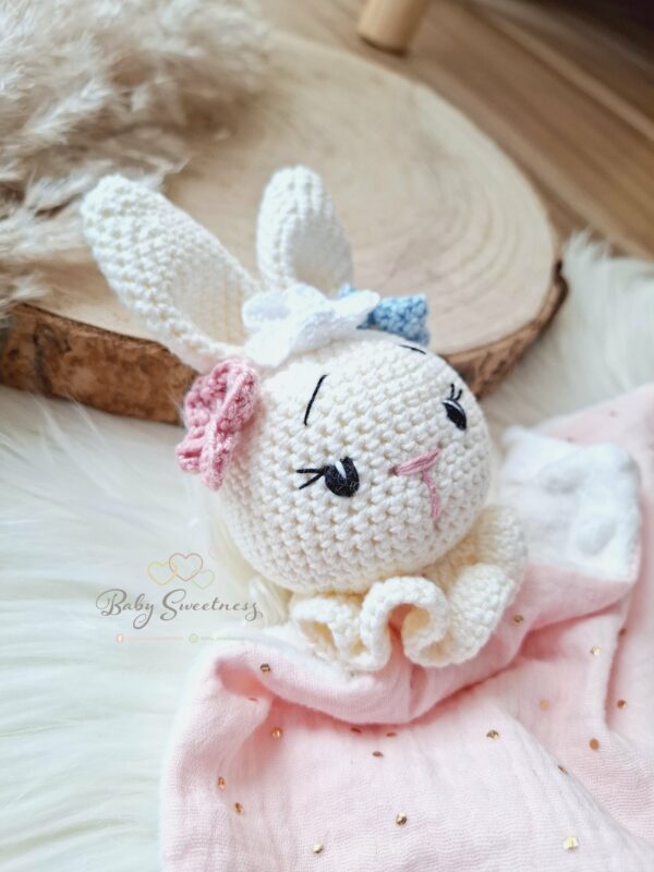 Doudou lapin fleurs en crochet – Image 2