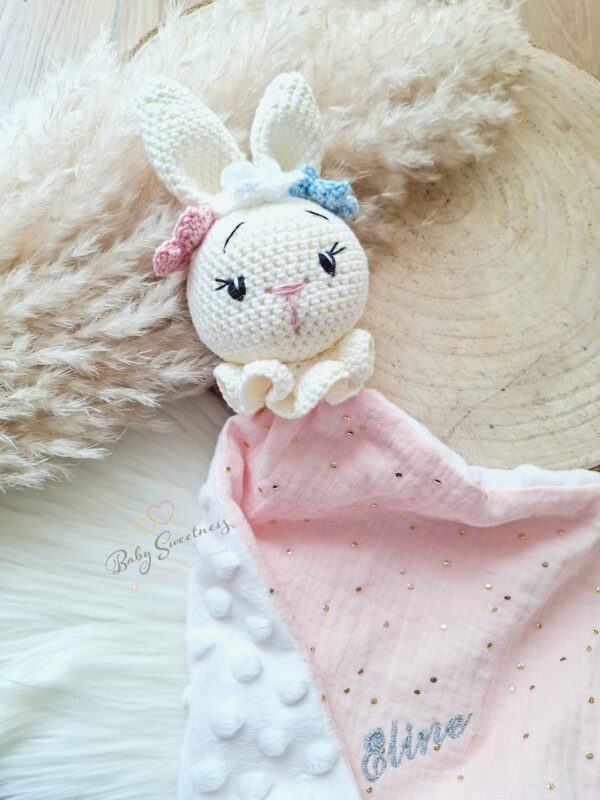 Doudou lapin fleurs en crochet – Image 3