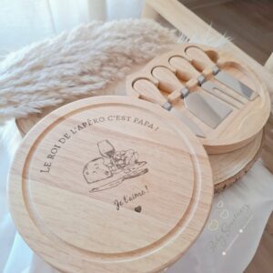 Planche à fromage avec ustensiles