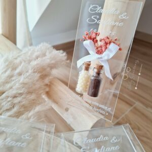 Plaque acrylique avec des fioles en verre