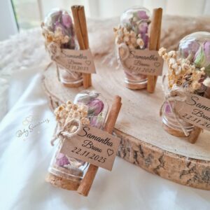 Cloches en verre avec roses séchées et cannelle