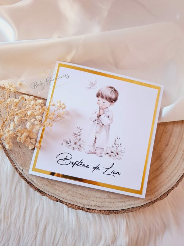 Invitation carte enfant priant les mains