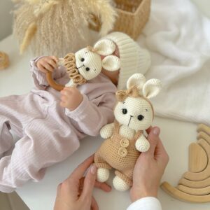 Lapin fille et hochet de dentition