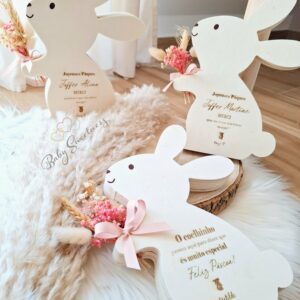 Grand lapin avec bouquet de fleurs séchées