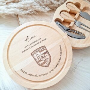 Planche à fromage avec couteaux et ouvre-bouteille