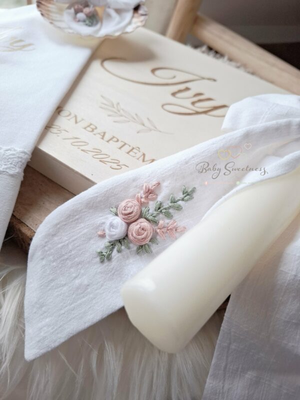 Coffret de Baptême Lin fleurs brodées à la main – Image 3