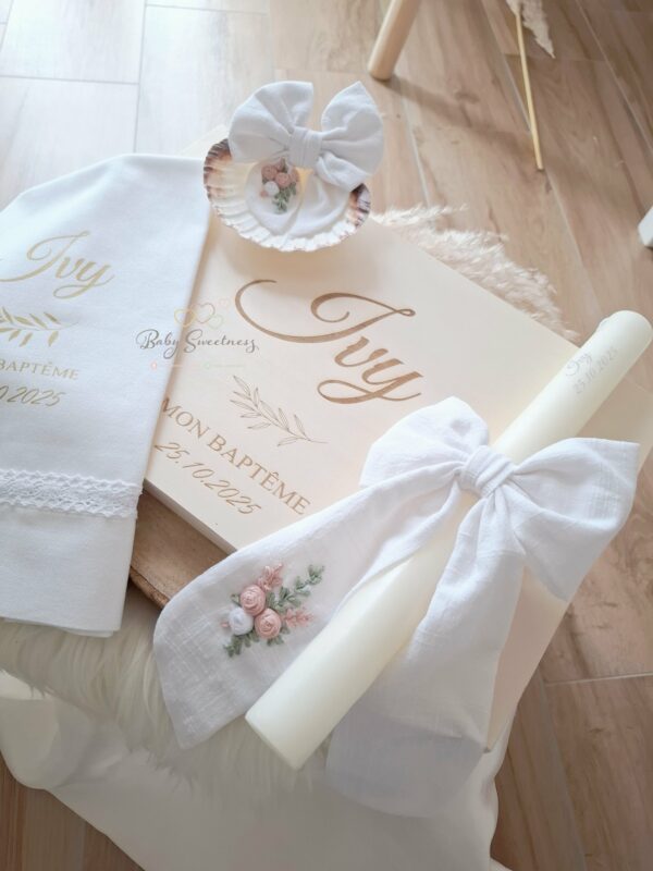 Coffret de Baptême Lin fleurs brodées à la main – Image 2