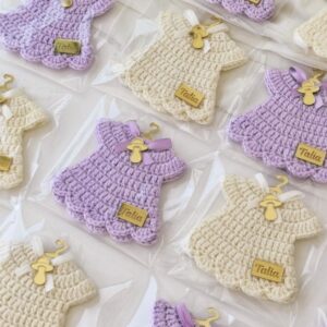 Mini robes brodées avec boîte