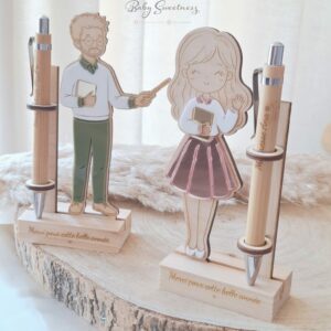 Maîtresse/maître sur socle avec stylo